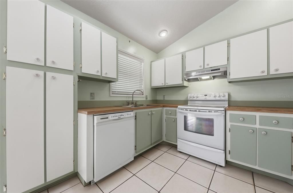 Active With Contract: $280,000 (3 beds, 2 baths, 1220 Square Feet)