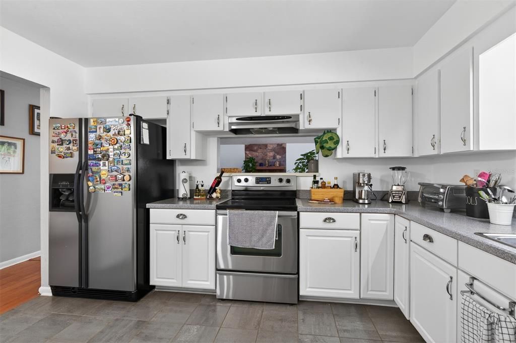 Active With Contract: $2,300 (3 beds, 2 baths, 1322 Square Feet)