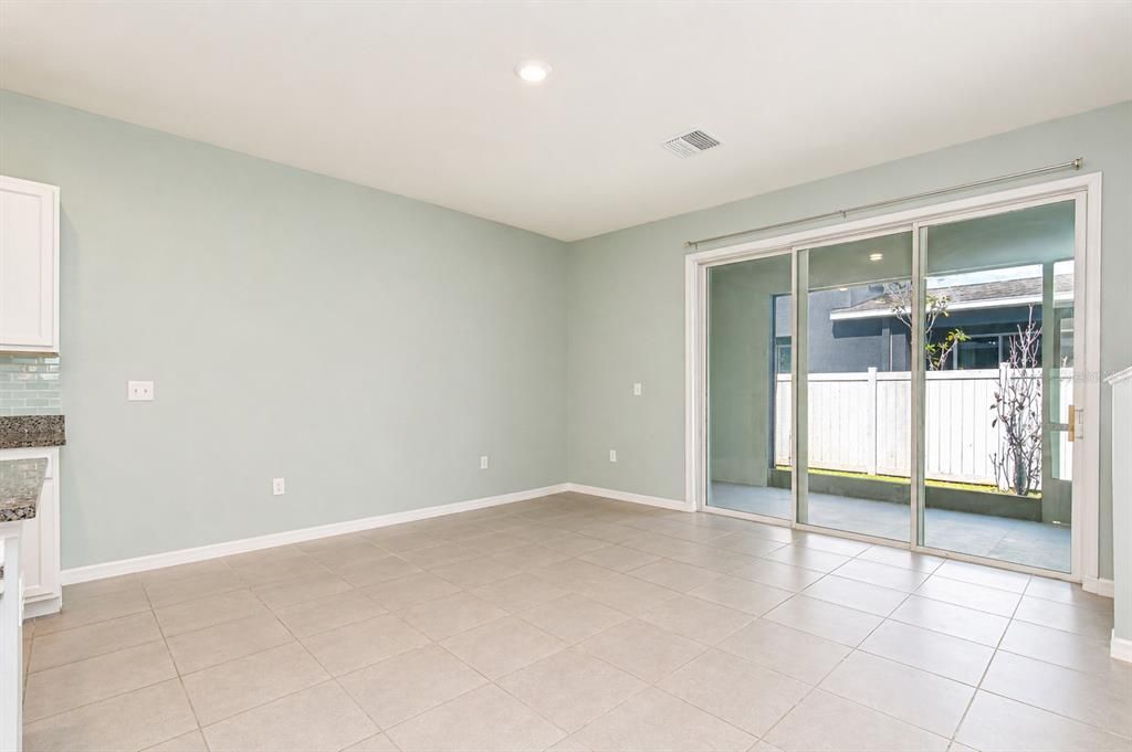 Activo con contrato: $305,000 (3 camas, 2 baños, 1673 Pies cuadrados)