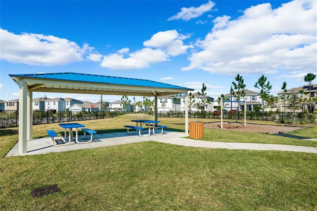 Activo con contrato: $305,000 (3 camas, 2 baños, 1673 Pies cuadrados)