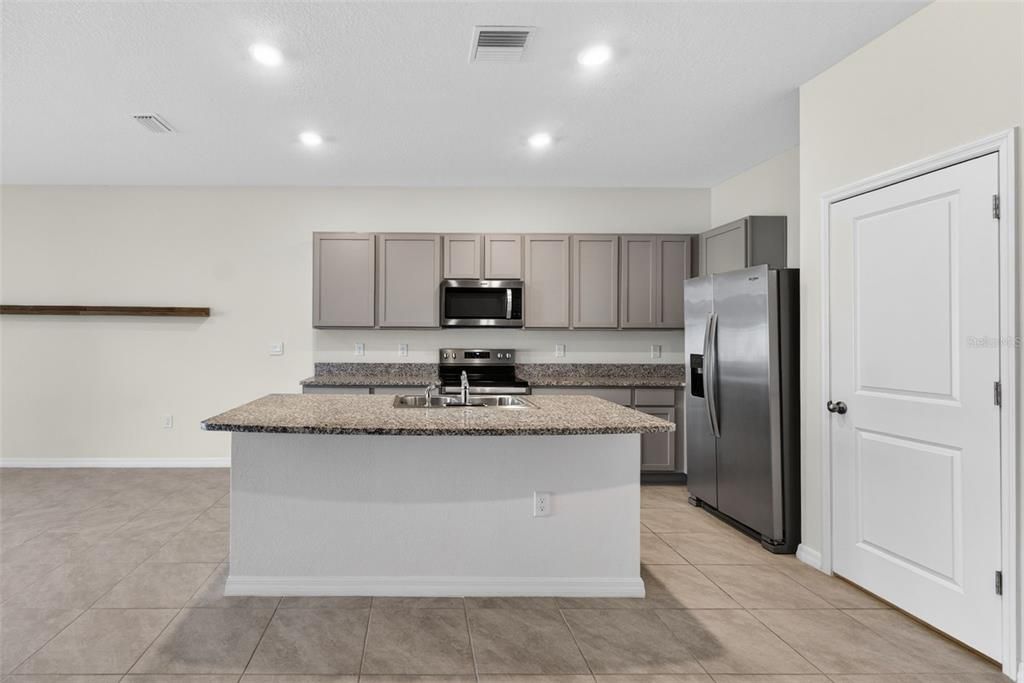 Activo con contrato: $275,000 (3 camas, 2 baños, 1673 Pies cuadrados)