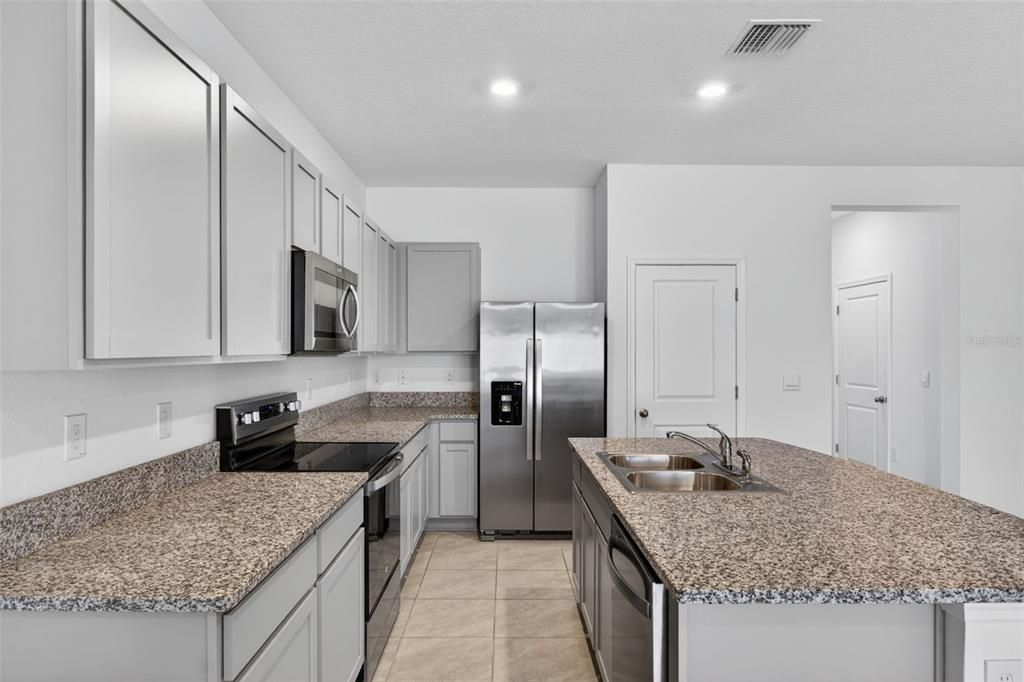 Activo con contrato: $275,000 (3 camas, 2 baños, 1673 Pies cuadrados)