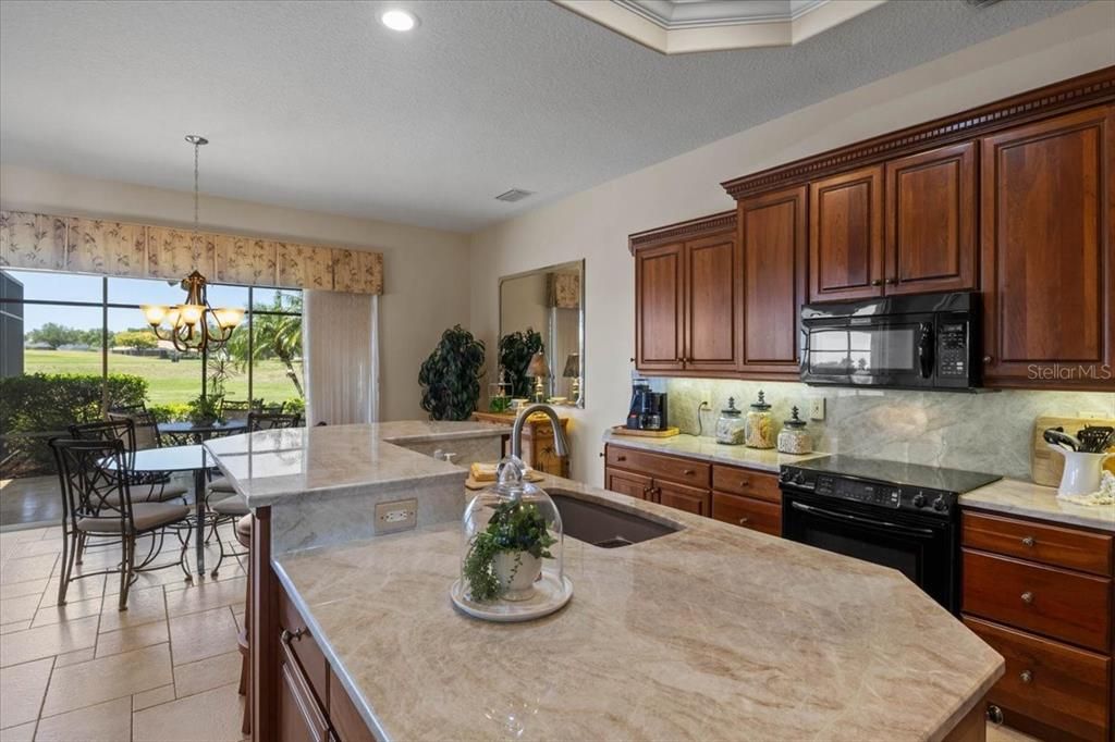 Activo con contrato: $719,000 (3 camas, 3 baños, 2682 Pies cuadrados)