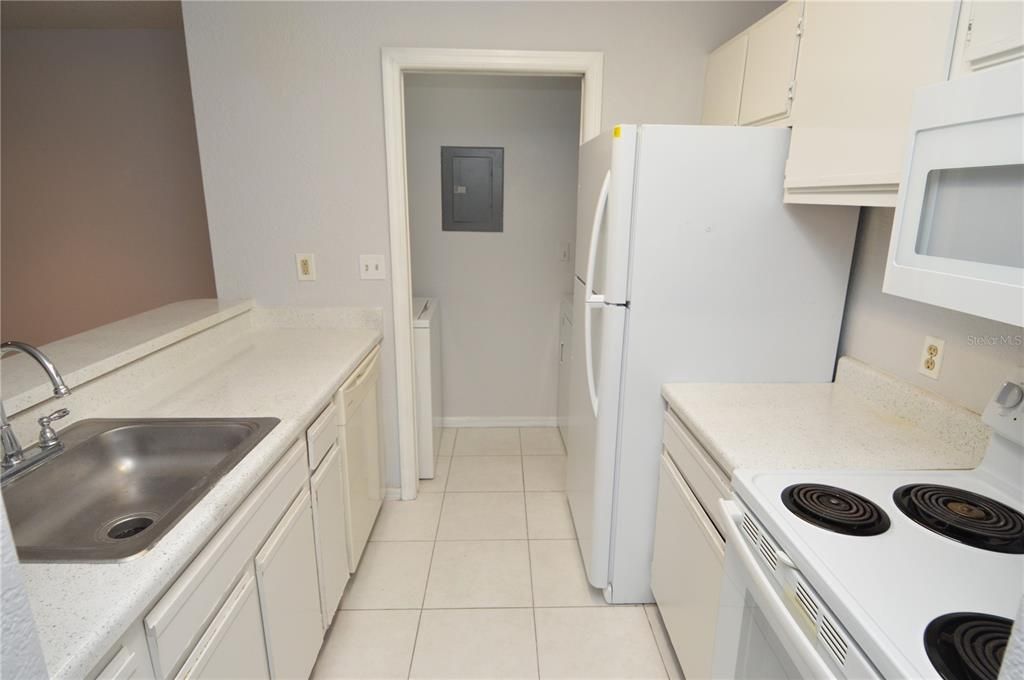Active With Contract: $1,500 (1 beds, 1 baths, 753 Square Feet)