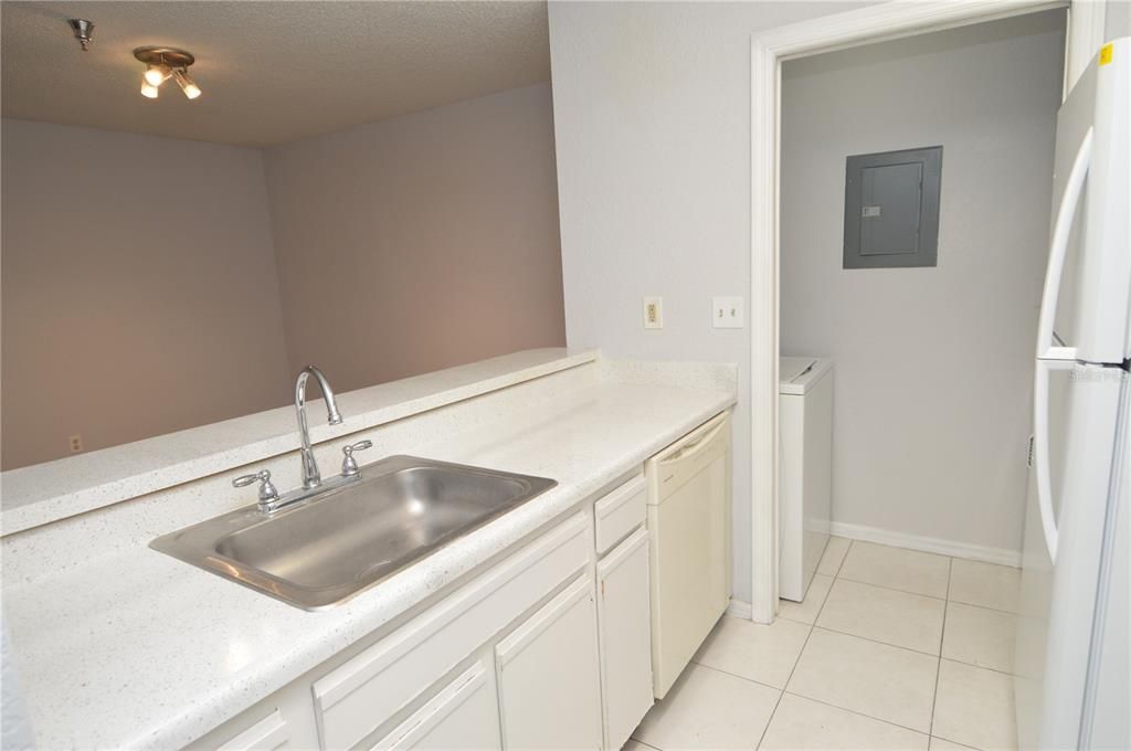 Active With Contract: $1,500 (1 beds, 1 baths, 753 Square Feet)