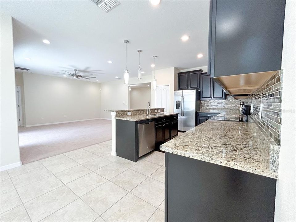 En Venta: $455,000 (4 camas, 3 baños, 2592 Pies cuadrados)