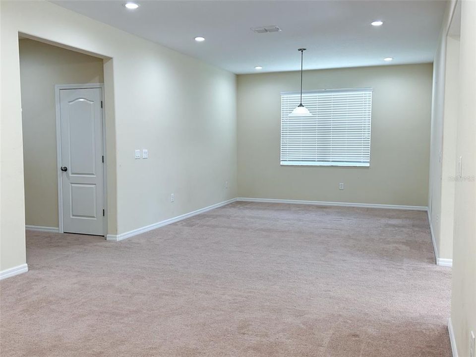 En Venta: $455,000 (4 camas, 3 baños, 2592 Pies cuadrados)