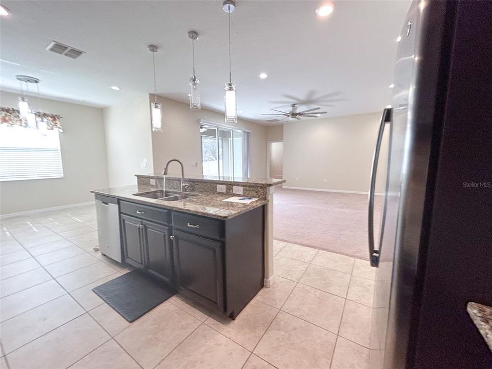 En Venta: $455,000 (4 camas, 3 baños, 2592 Pies cuadrados)