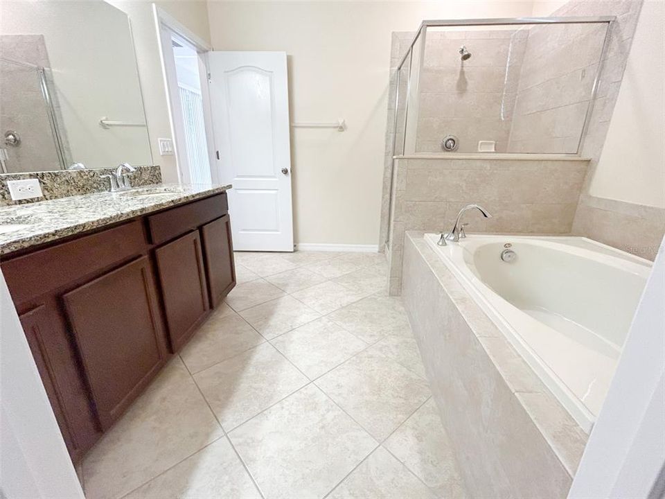En Venta: $455,000 (4 camas, 3 baños, 2592 Pies cuadrados)