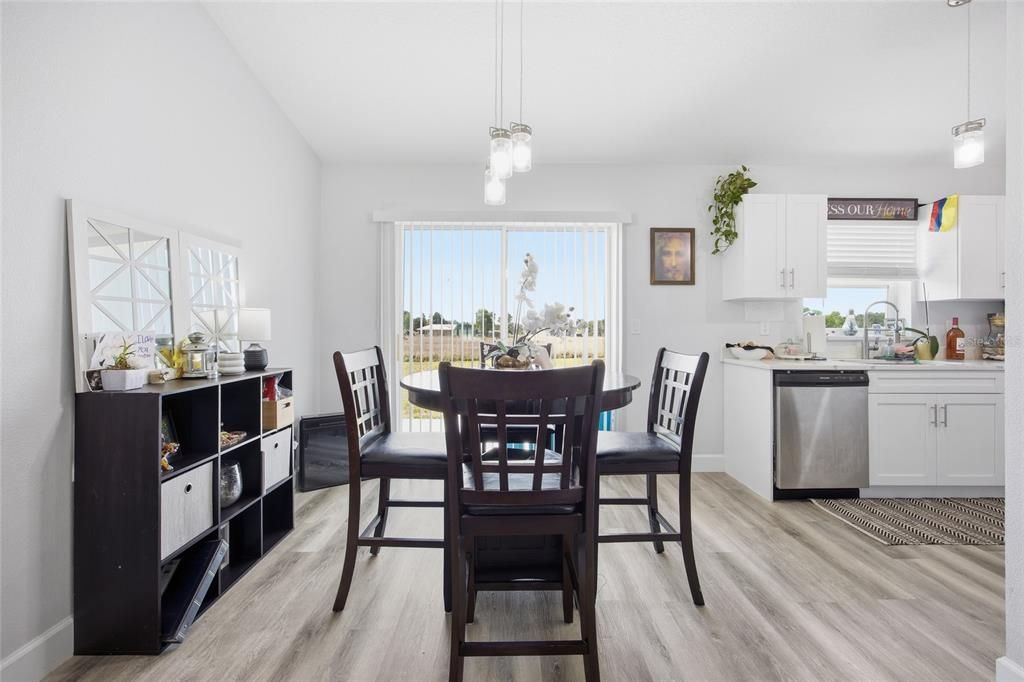 На продажу: $229,900 (3 спален, 2 ванн, 1127 Квадратных фут)