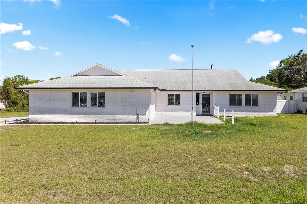 Недавно продано: $410,000 (4 спален, 2 ванн, 1986 Квадратных фут)