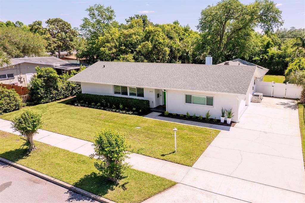 Activo con contrato: $825,000 (4 camas, 3 baños, 2371 Pies cuadrados)