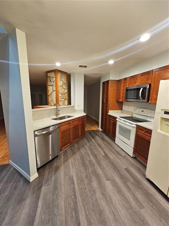 Active With Contract: $1,800 (2 beds, 2 baths, 1444 Square Feet)
