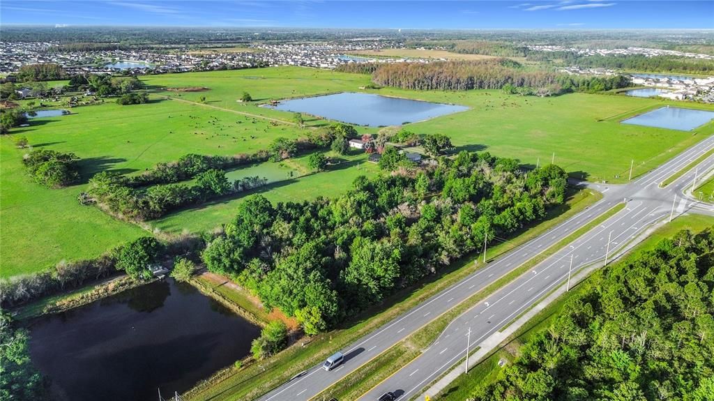 На продажу: $2,500,000 (3.71 acres)
