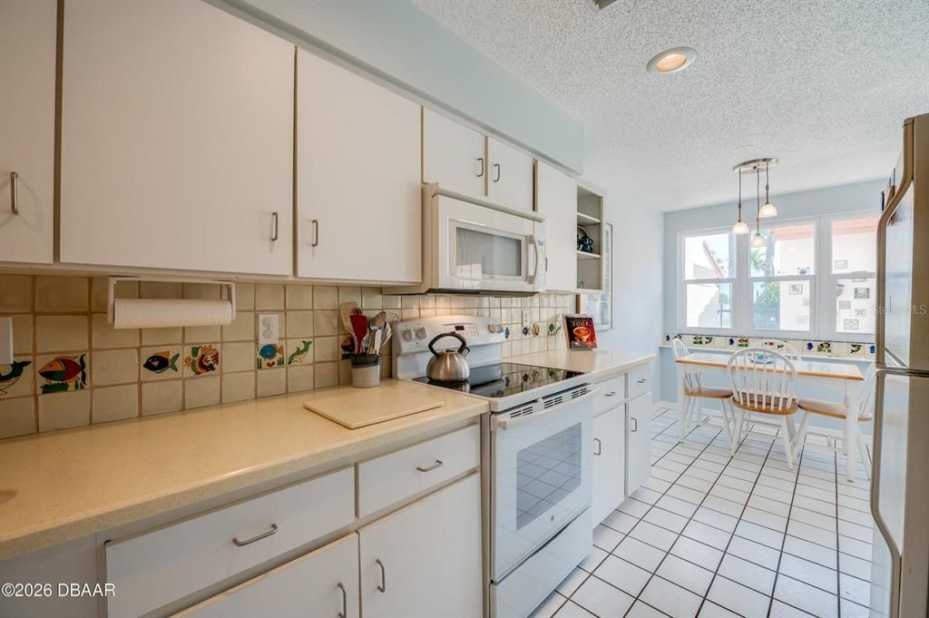 Active With Contract: $315,000 (2 beds, 2 baths, 1428 Square Feet)