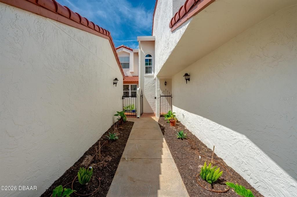 Active With Contract: $315,000 (2 beds, 2 baths, 1428 Square Feet)