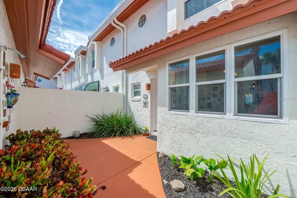 Active With Contract: $315,000 (2 beds, 2 baths, 1428 Square Feet)