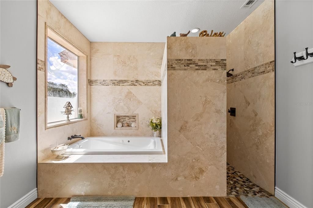 Activo con contrato: $899,900 (4 camas, 2 baños, 2912 Pies cuadrados)