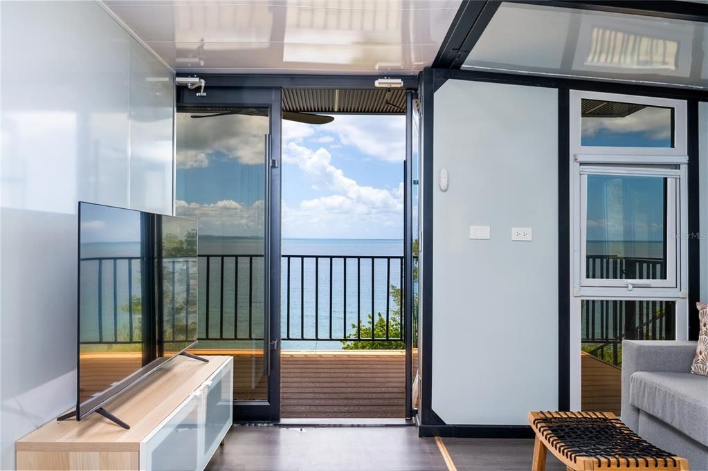 На продажу: $2,225,000 (5.99 acres)