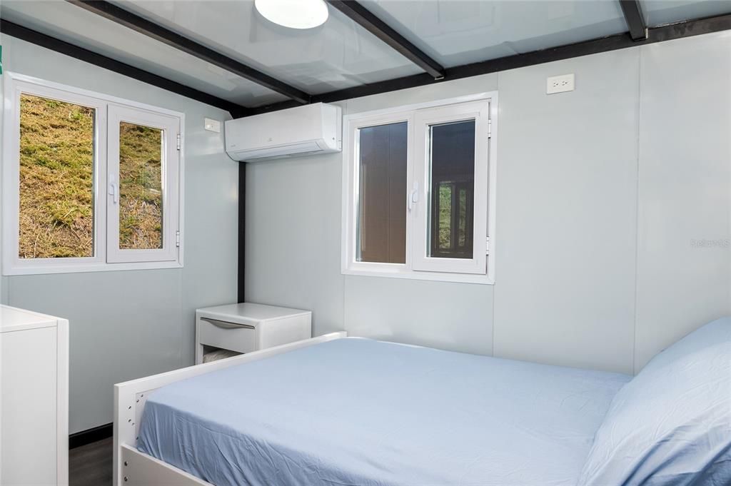 На продажу: $2,225,000 (5.99 acres)