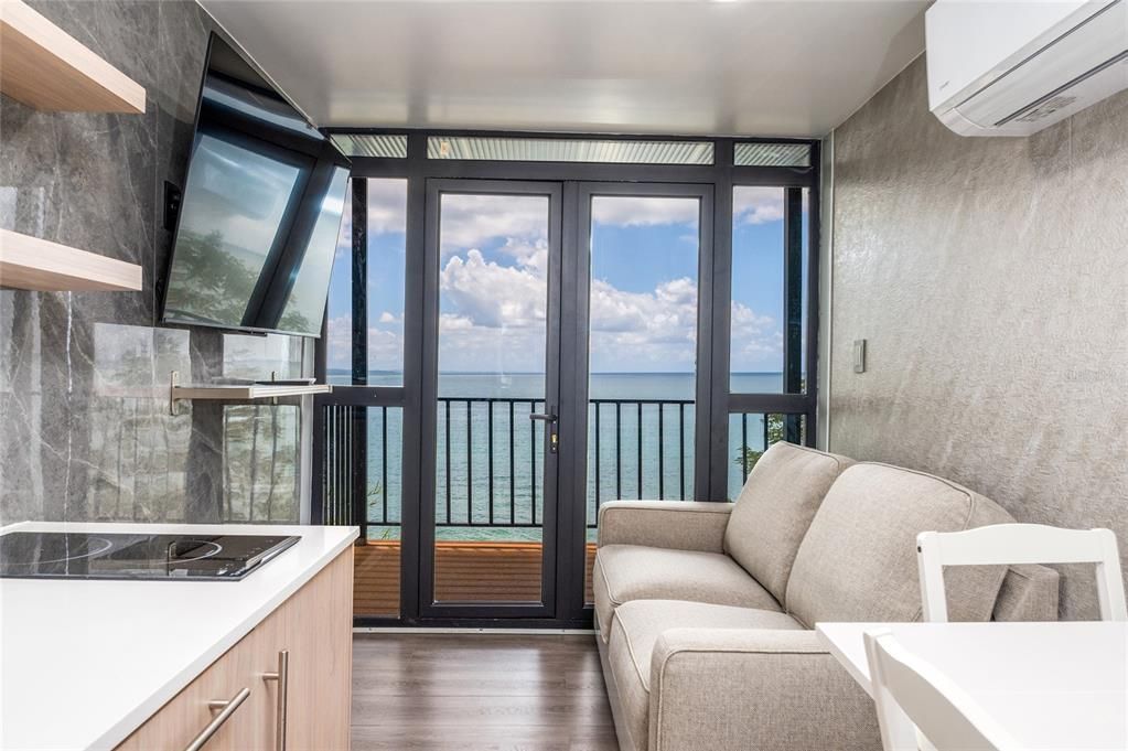На продажу: $2,225,000 (5.99 acres)