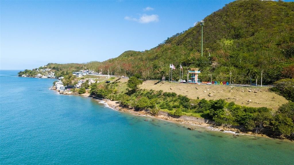 На продажу: $2,225,000 (5.99 acres)