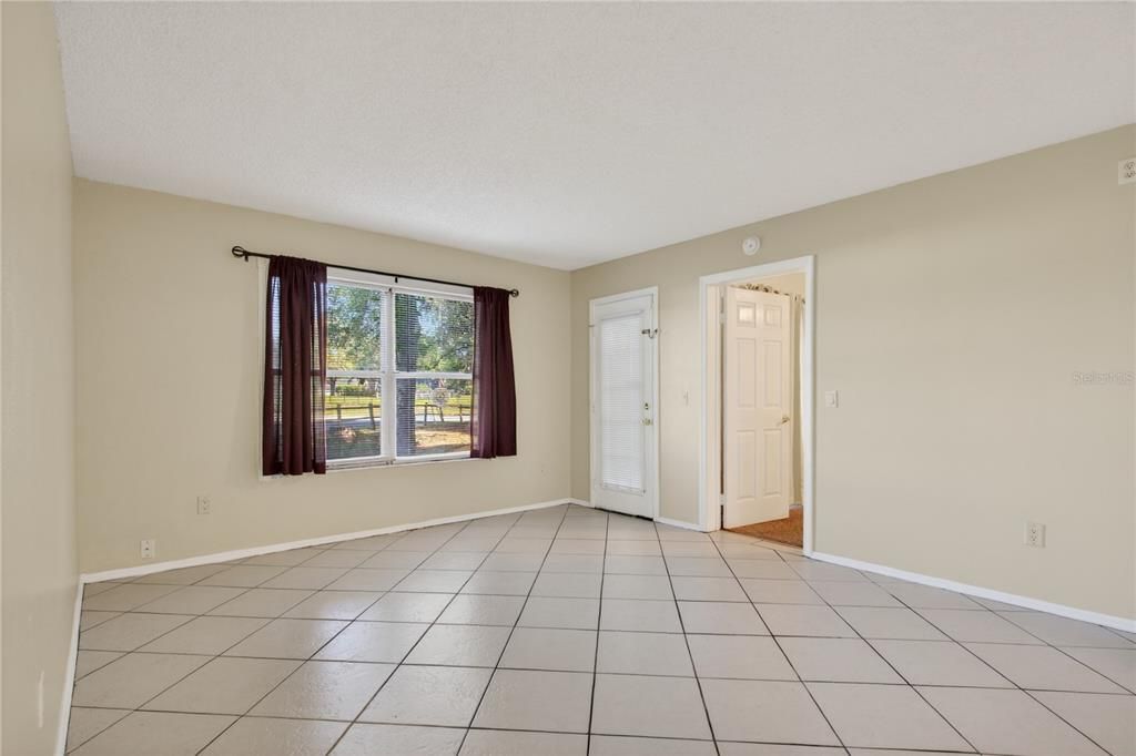 For Sale: $99,900 (2 beds, 2 baths, 885 Square Feet)