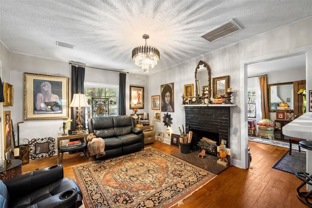 For Sale: $239,000 (2 beds, 1 baths, 782 Square Feet)