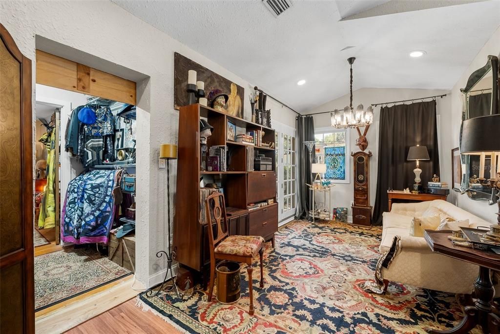 For Sale: $239,000 (2 beds, 1 baths, 782 Square Feet)