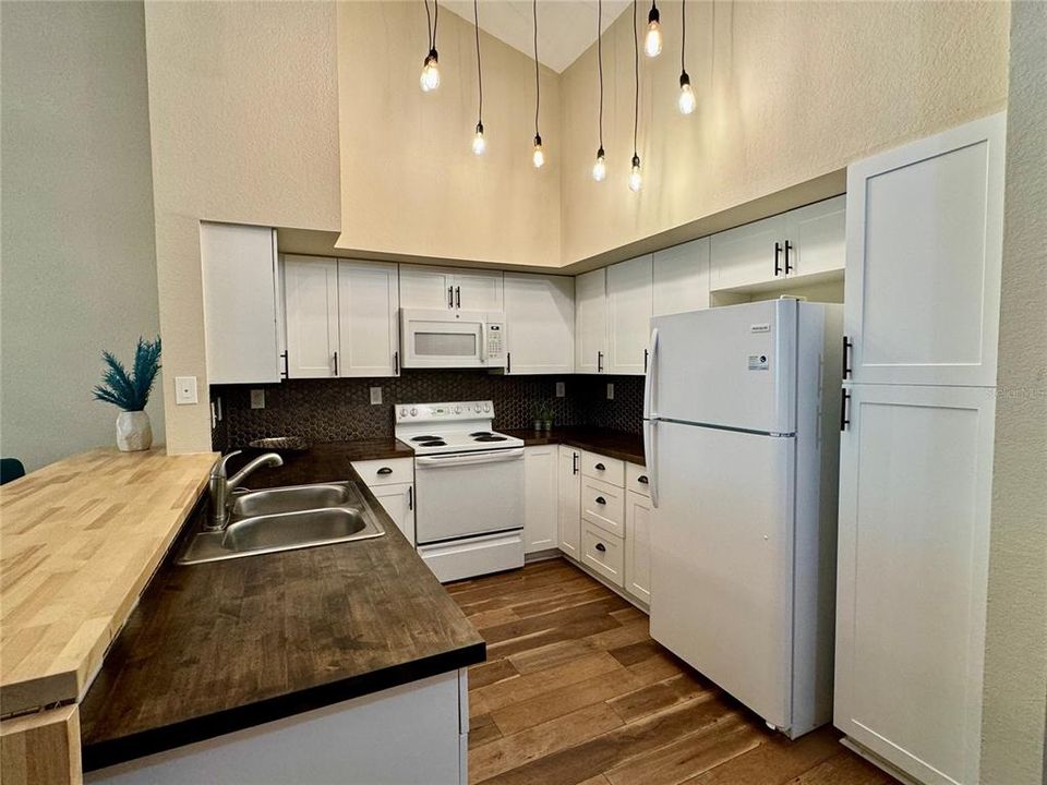 На продажу: $158,000 (1 спален, 1 ванн, 829 Квадратных фут)