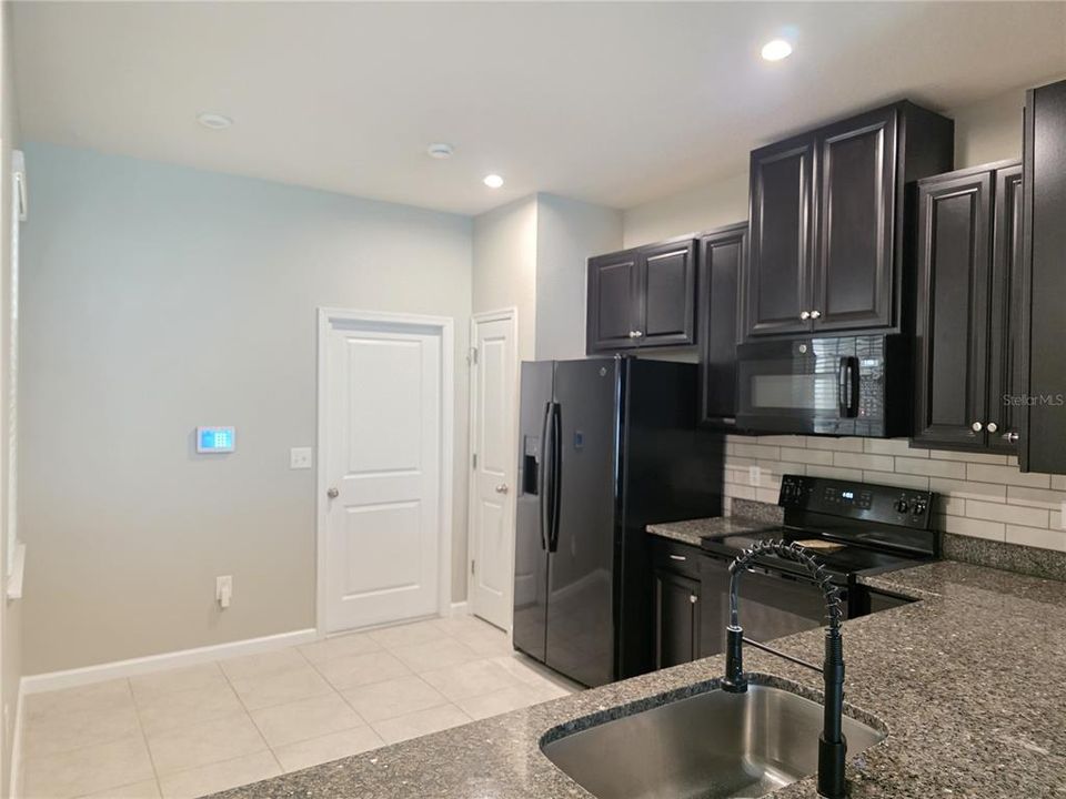 Active With Contract: $268,000 (2 beds, 2 baths, 1536 Square Feet)