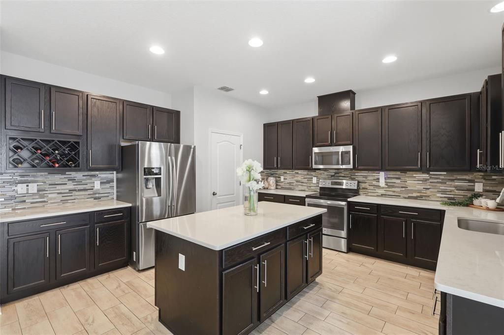 Activo con contrato: $635,000 (4 camas, 2 baños, 2665 Pies cuadrados)