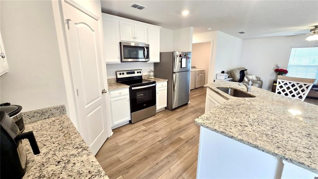Activo con contrato: $296,900 (3 camas, 2 baños, 1463 Pies cuadrados)