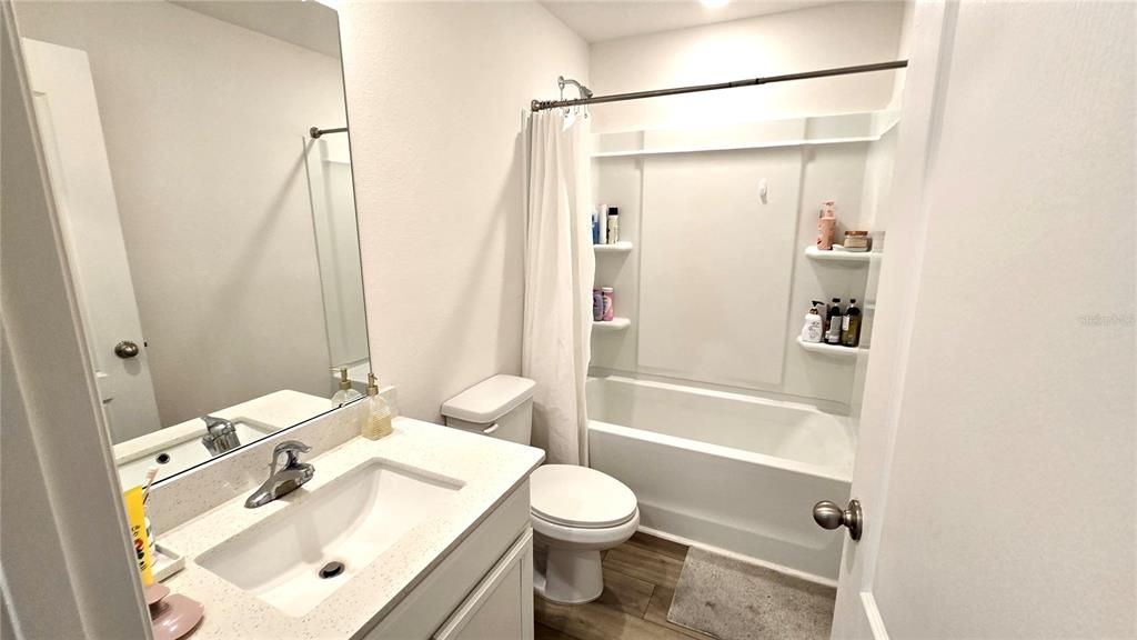 Activo con contrato: $296,900 (3 camas, 2 baños, 1463 Pies cuadrados)