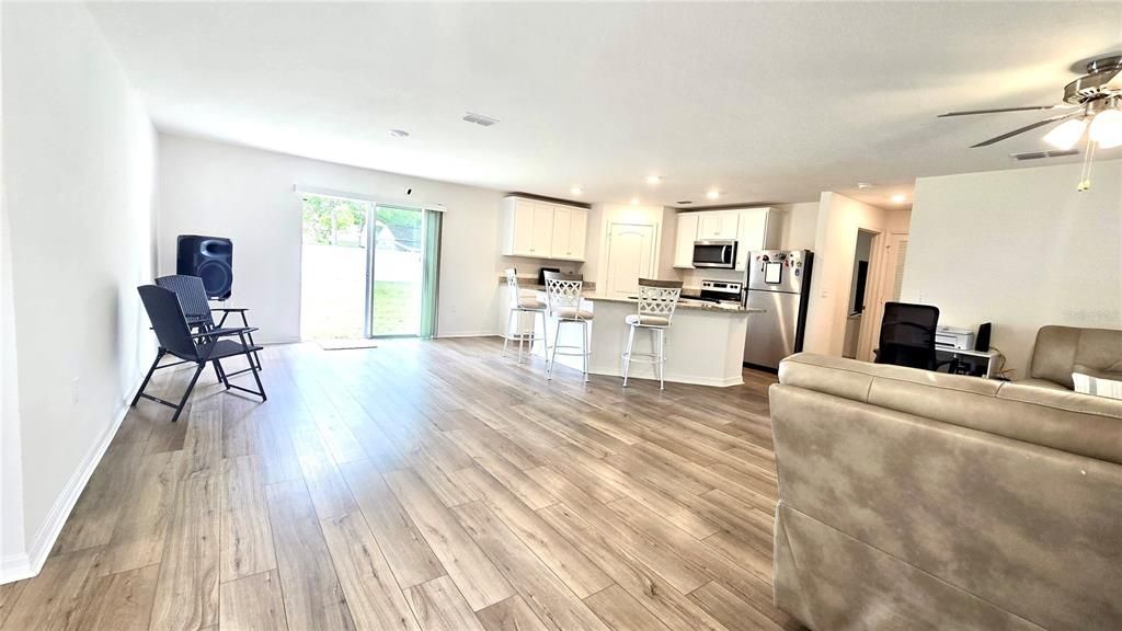 Activo con contrato: $296,900 (3 camas, 2 baños, 1463 Pies cuadrados)