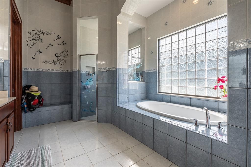 For Sale: $1,400,000 (5 beds, 4 baths, 4358 Square Feet)