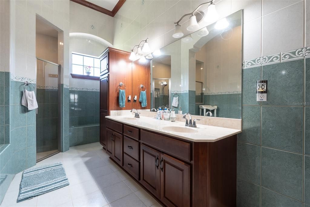 For Sale: $1,400,000 (5 beds, 4 baths, 4358 Square Feet)