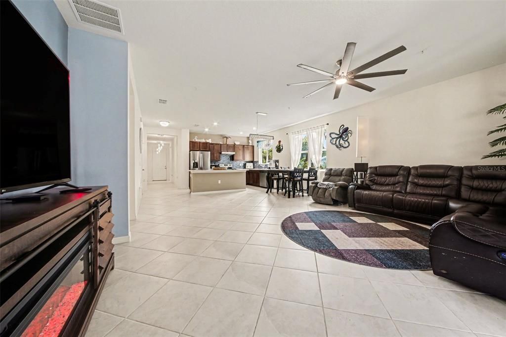 En Venta: $425,000 (4 camas, 2 baños, 2195 Pies cuadrados)