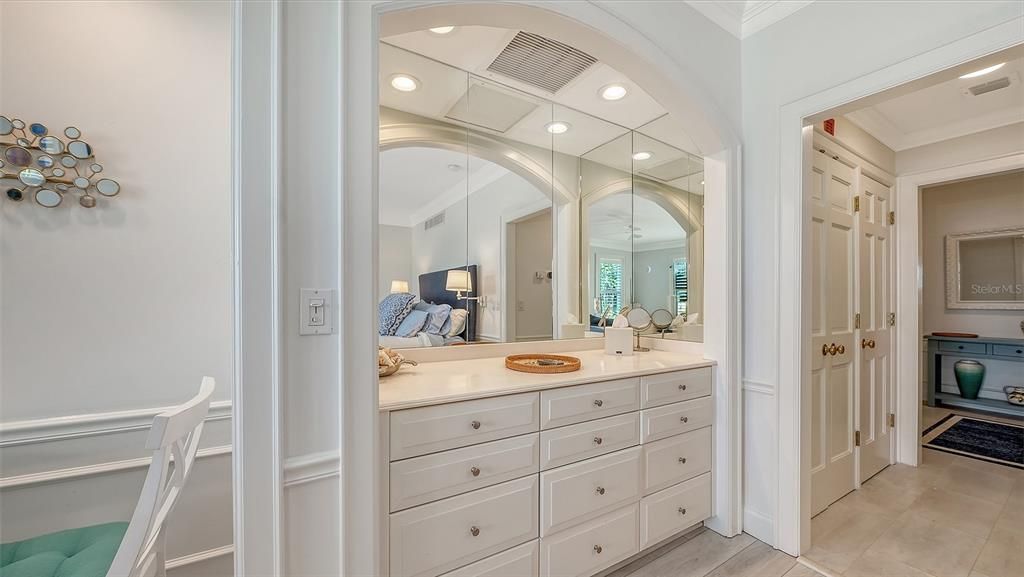 For Sale: $275,000 (1 beds, 1 baths, 623 Square Feet)