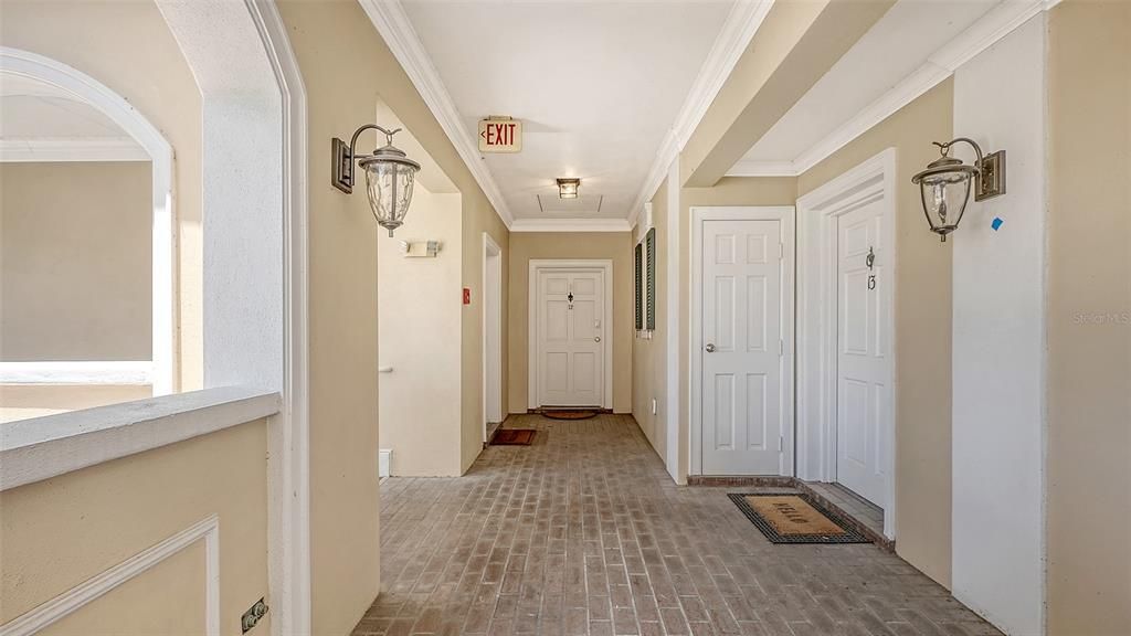 For Sale: $275,000 (1 beds, 1 baths, 623 Square Feet)