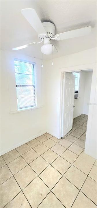 For Rent: $1,000 (1 beds, 1 baths, 1052 Square Feet)