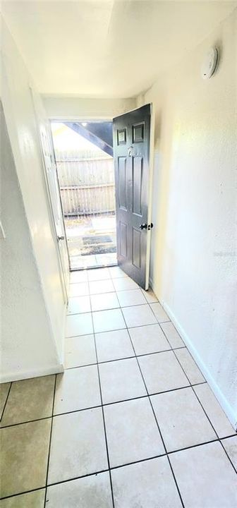 For Rent: $1,000 (1 beds, 1 baths, 1052 Square Feet)