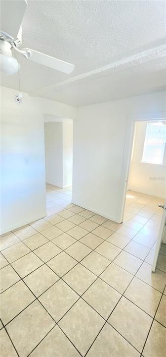 For Rent: $1,000 (1 beds, 1 baths, 1052 Square Feet)