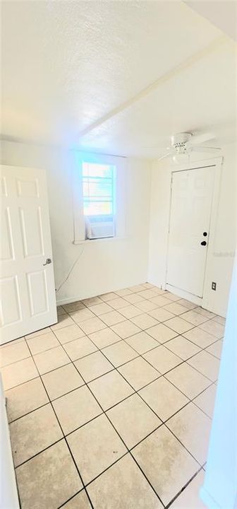 For Rent: $1,000 (1 beds, 1 baths, 1052 Square Feet)