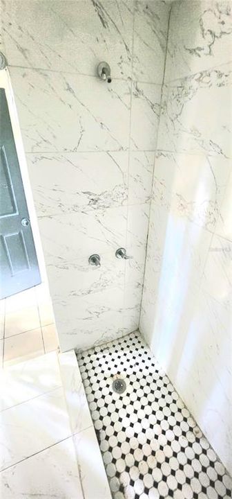 For Rent: $1,000 (1 beds, 1 baths, 1052 Square Feet)