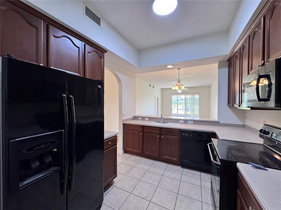 Active With Contract: $1,999 (2 beds, 2 baths, 1405 Square Feet)