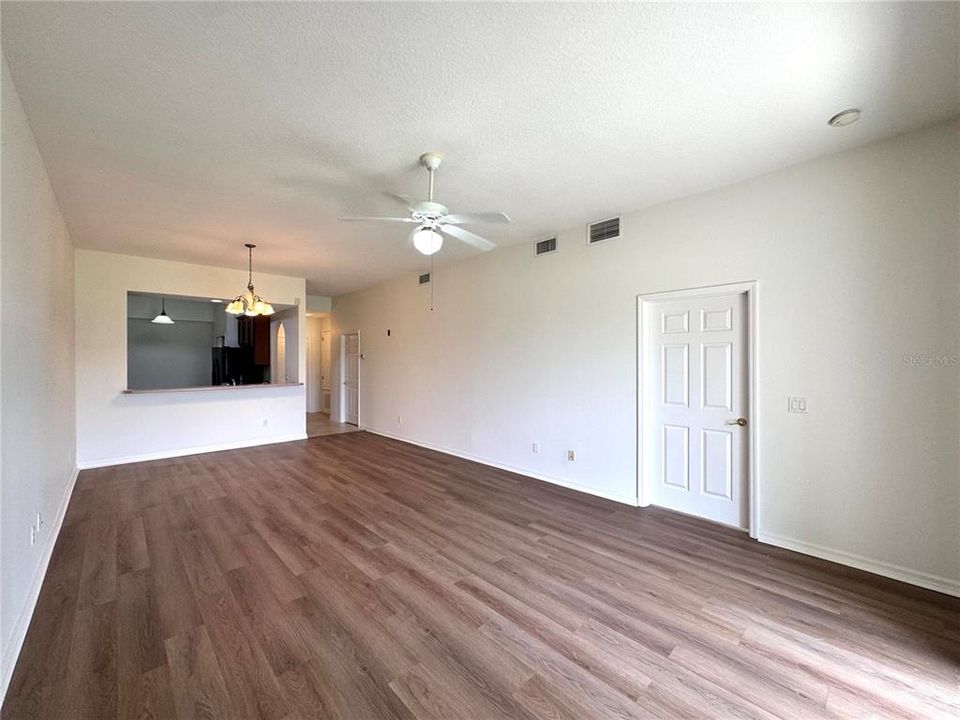 Active With Contract: $1,999 (2 beds, 2 baths, 1405 Square Feet)