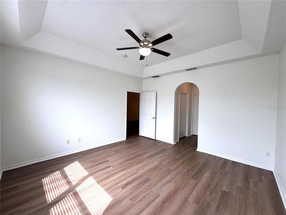 Active With Contract: $1,999 (2 beds, 2 baths, 1405 Square Feet)