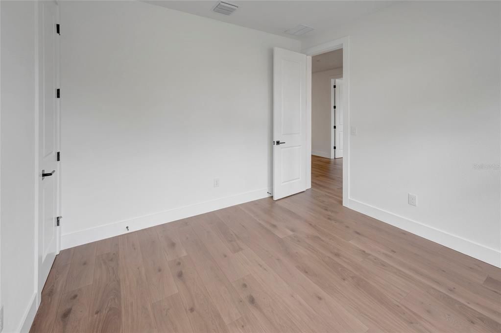 合同活跃: $1,299,990 (5 贝兹, 4 浴室, 3192 平方英尺)