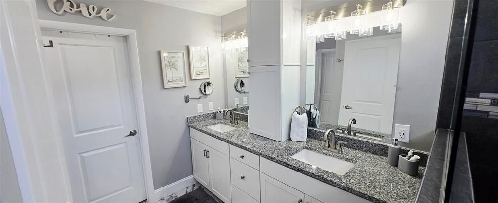 En Venta: $823,000 (5 camas, 3 baños, 2394 Pies cuadrados)